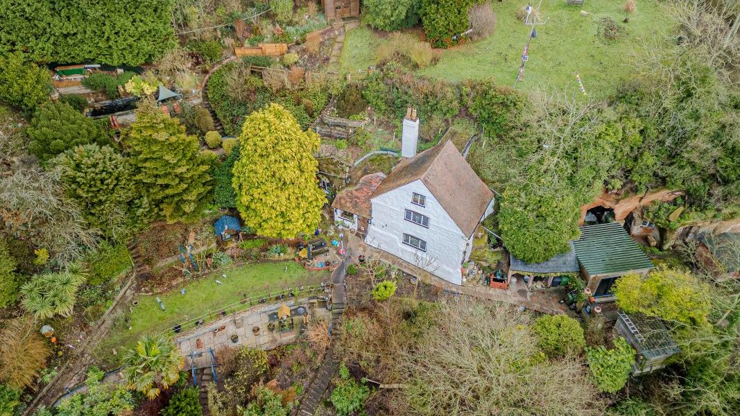 Dům ve skále v Británii skrývá interiér s nepravidelnými stěnami, ale s útulnou atmosférou